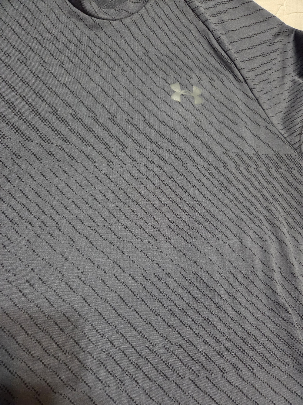 Under Armour HeatGear Men's Size M Gray Diagonal Stripe Performance Tech Tee - Picture 2 of 6